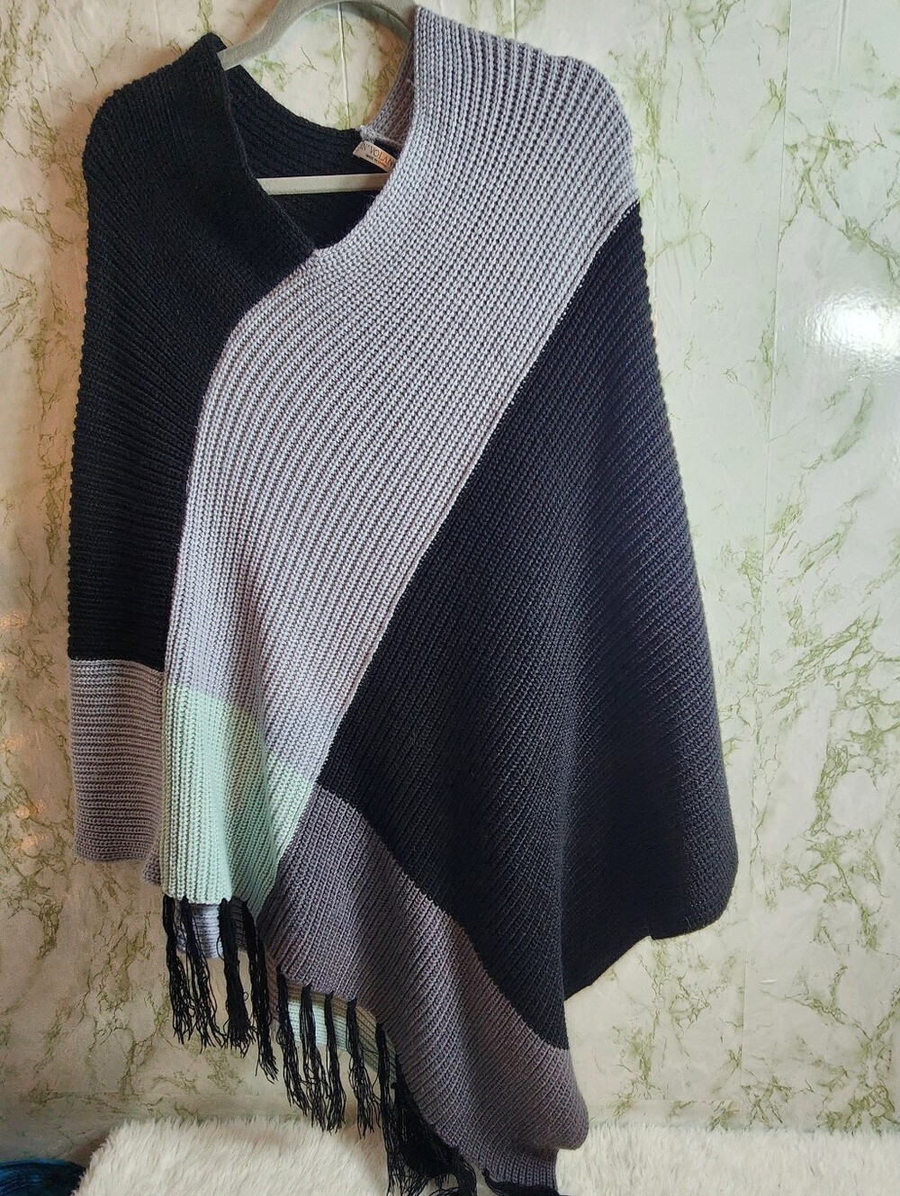 IN' VOLAND Color Block Fringed Poncho